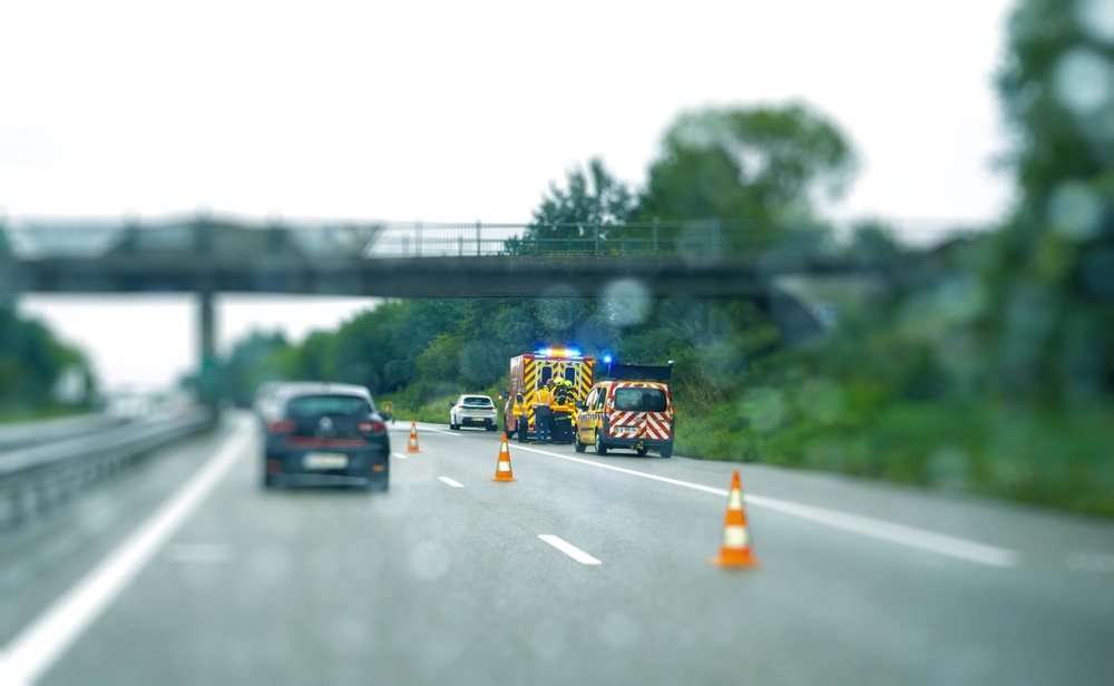 위험한 도로 상황으로 인해 고속도로에서 발생한 교통사고에 대응하는 응급 차량